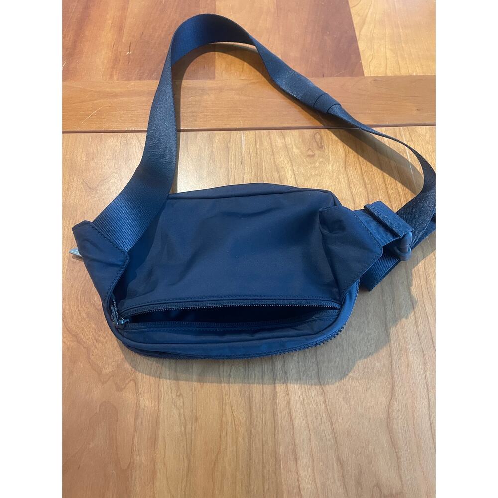 Lululemon Everywhere Belt Bag 1L Navy Blue Crossbody Waist Fanny Pack Unisex - Picture 4 of 7